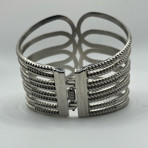 ✨ Vintage Silver-Tone Statement Cuff Bracelet – 7.5” ✨ - Picture 1 of 3